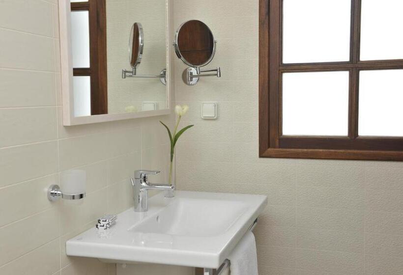 سوئیت جونیور با ماساژ آبی, Aella Residence