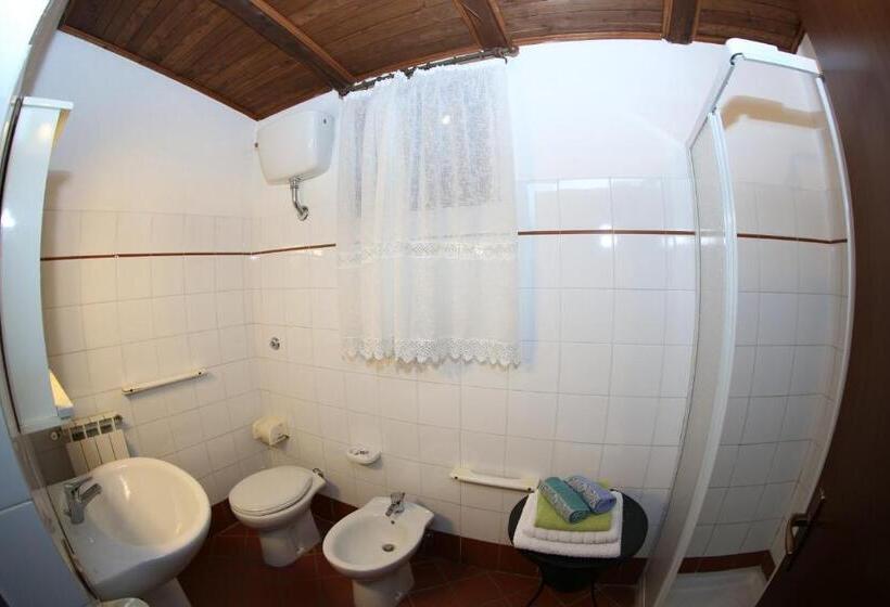 اتاق اکونومی, Agriturismo Monte Due Torri