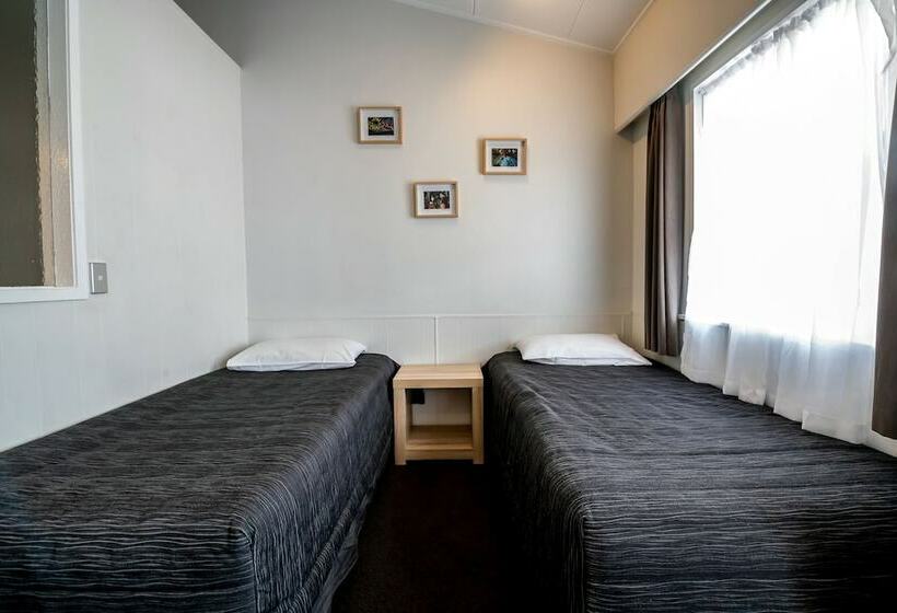 استودیو خانوادگی, Aura Accommodation