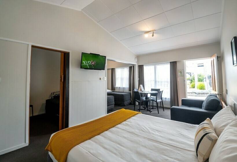 استودیو خانوادگی, Aura Accommodation