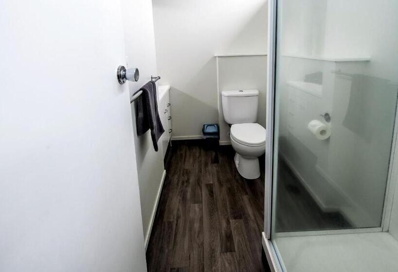 استودیوی استاندارد, Aura Accommodation