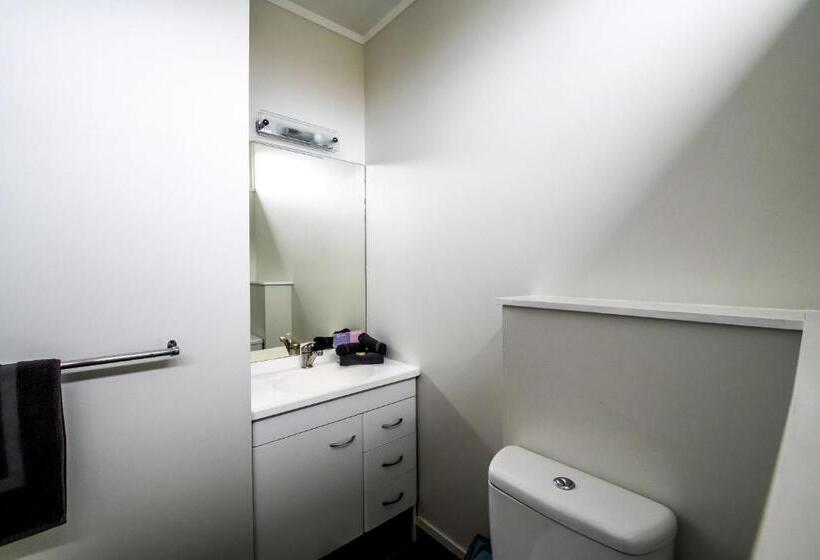 استودیوی استاندارد, Aura Accommodation