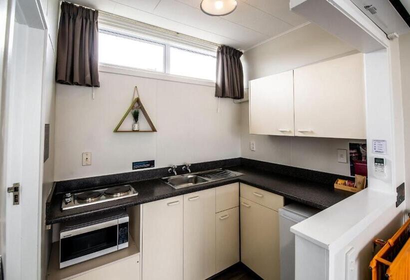 استودیوی استاندارد, Aura Accommodation
