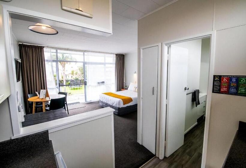 استودیوی استاندارد, Aura Accommodation