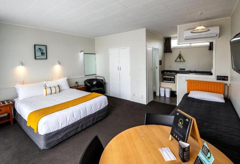 استودیوی استاندارد, Aura Accommodation