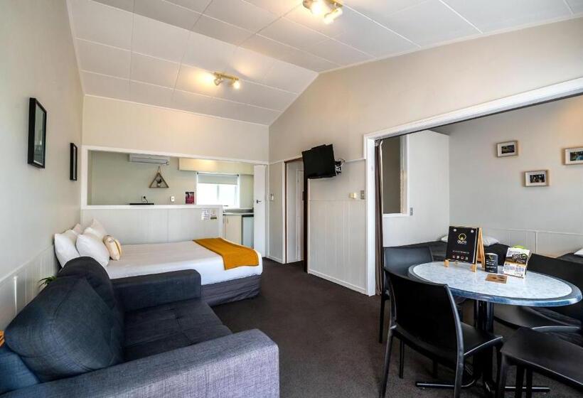 استودیو خانوادگی, Aura Accommodation
