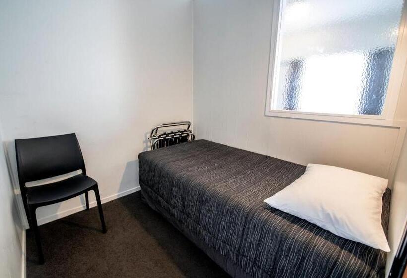 استودیو خانوادگی, Aura Accommodation