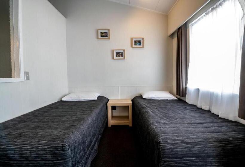 استودیو خانوادگی, Aura Accommodation