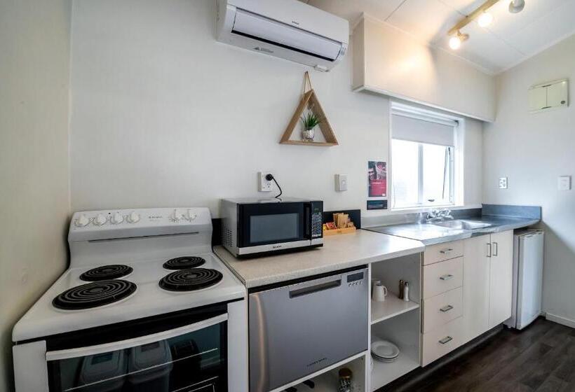 استودیو خانوادگی, Aura Accommodation