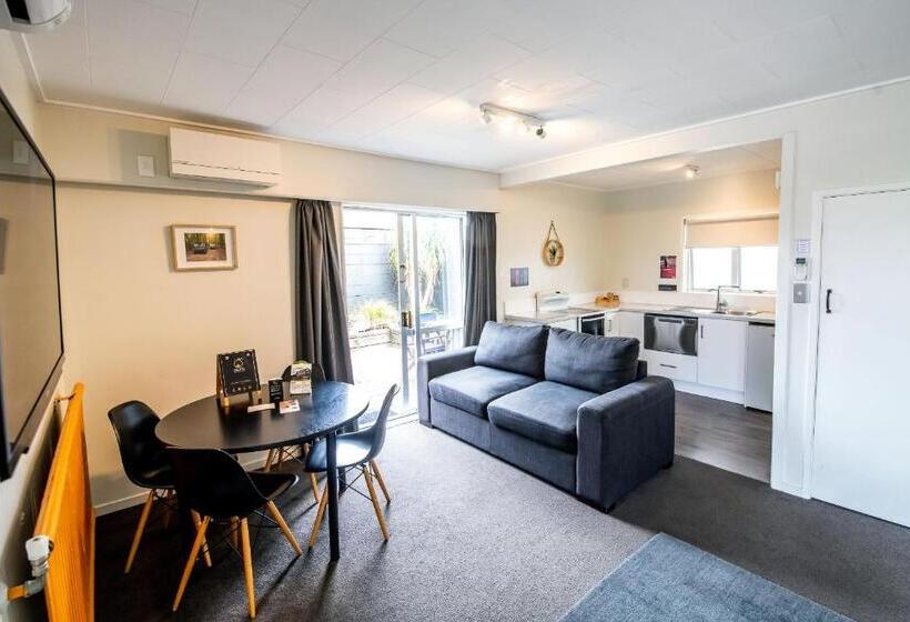 استودیوی لوکس, Aura Accommodation