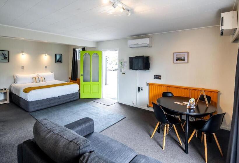 استودیوی لوکس, Aura Accommodation