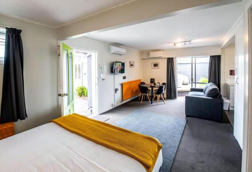 استودیوی لوکس, Aura Accommodation