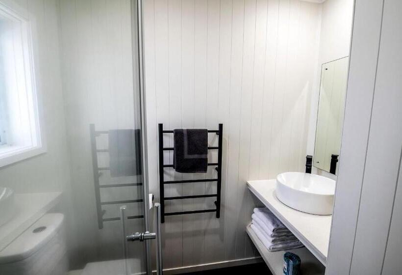 استودیوی لوکس, Aura Accommodation