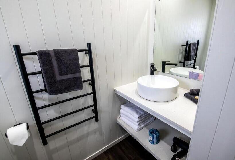 استودیوی لوکس, Aura Accommodation