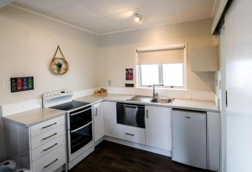 استودیوی لوکس, Aura Accommodation