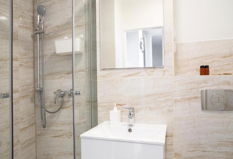 آپارتمان 1 خوابه با بالکن, Hosapartments City Center