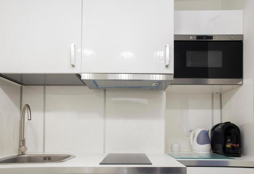 آپارتمان 1 خوابه با بالکن, Hosapartments City Center