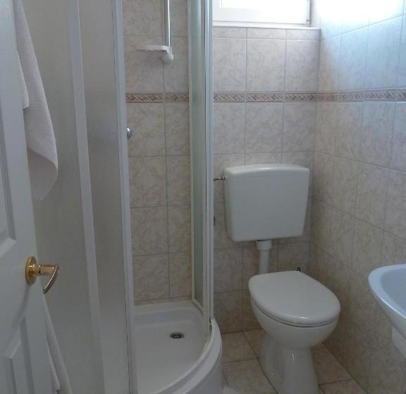 اتاق استاندارد سه نفره, Pansion Komfor Moča