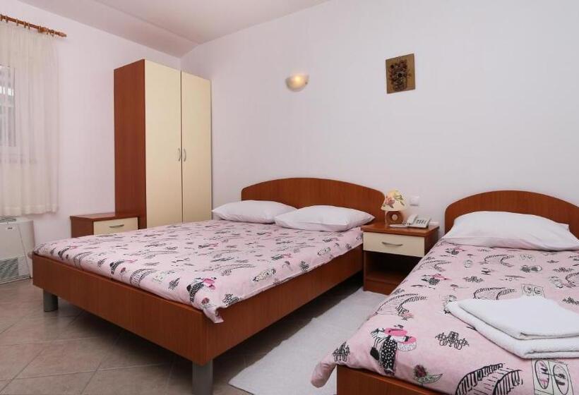 اتاق استاندارد سه نفره, Pansion Komfor Moča
