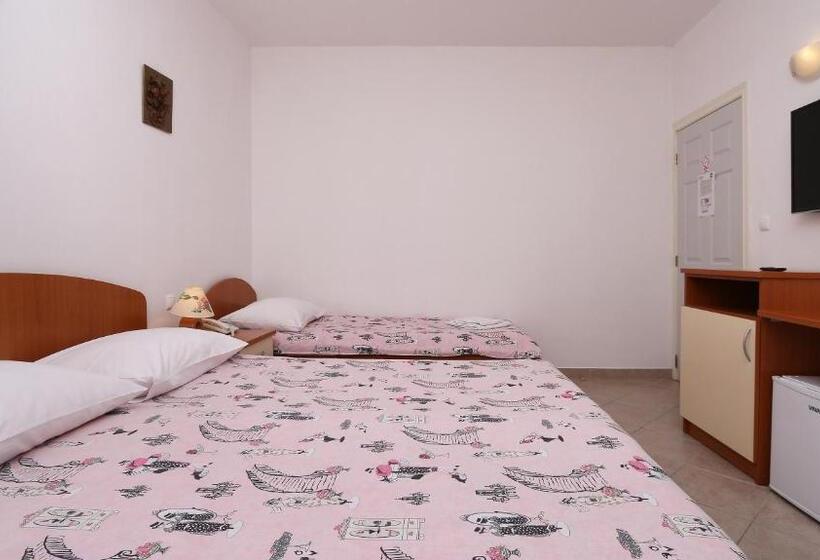 اتاق استاندارد سه نفره, Pansion Komfor Moča