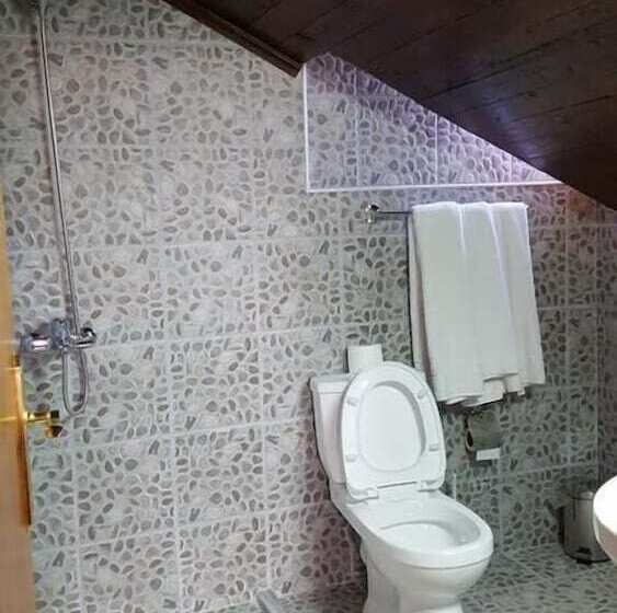 اتاق خانوادگی, Bujtina E Bardhe