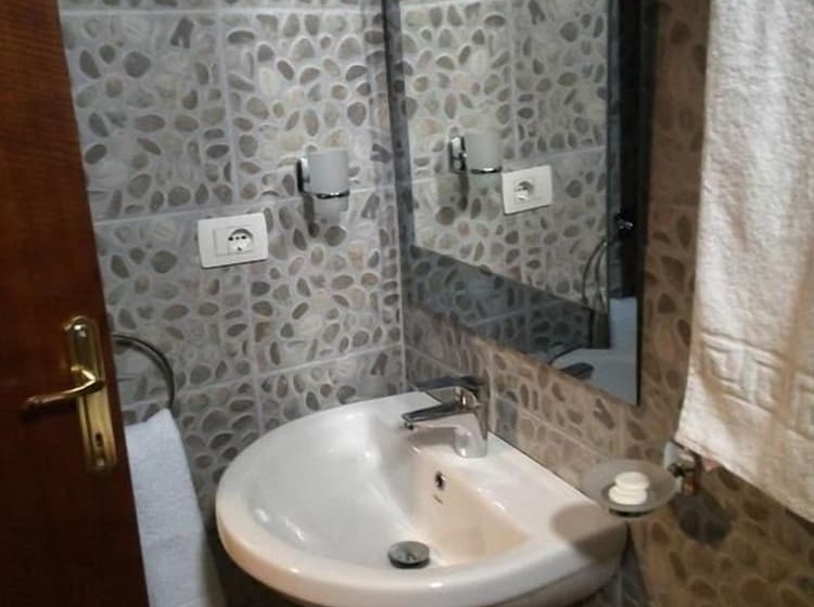 اتاق اکونومی, Bujtina E Bardhe