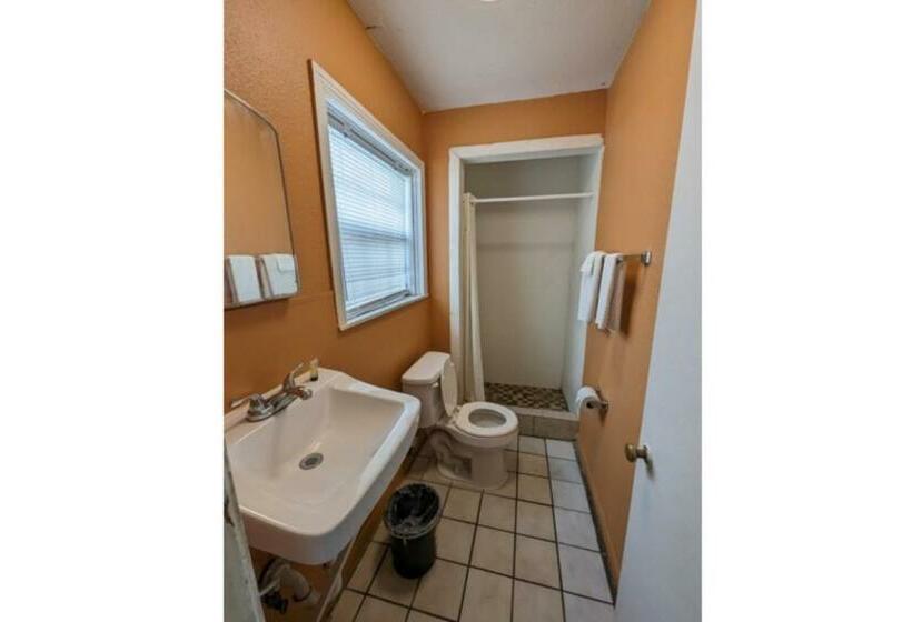 اتاق استاندارد, Economy Inn Kingsville