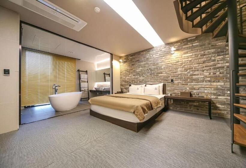 سوییت دوبلکس, Louis Boutique