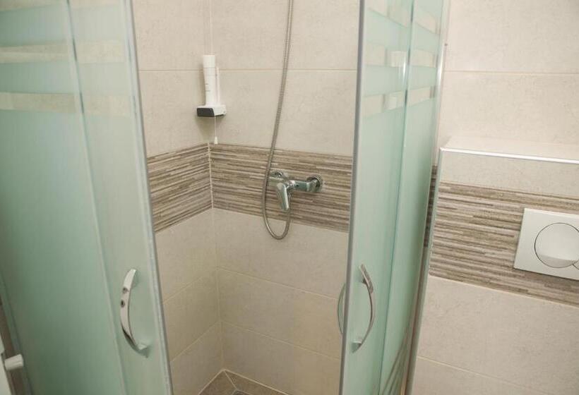 سوئیت با بالکن, Apartmani Brocat
