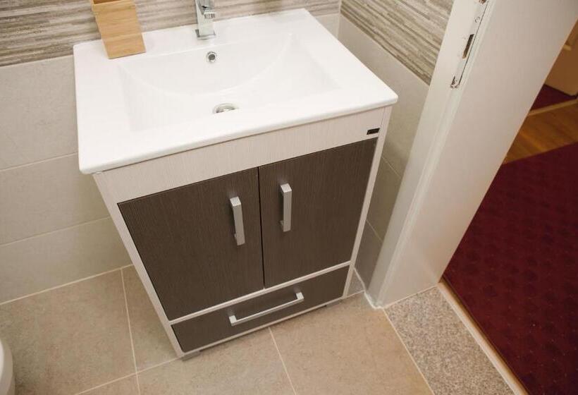 سوئیت با بالکن, Apartmani Brocat