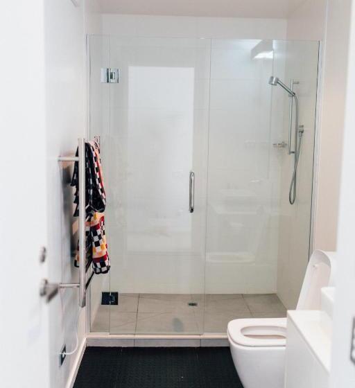 استودیوی لوکس, Black Estate B & B