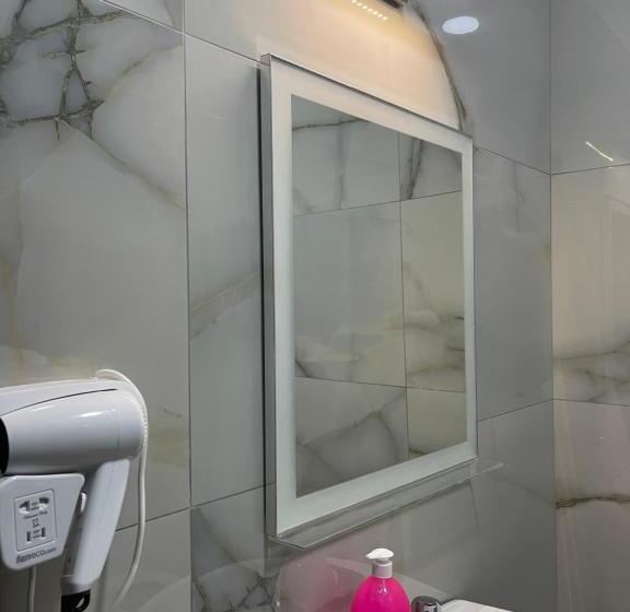 اتاق استاندارد چهار تخته با چشم‌انداز دریا, Molla Hotel Restorant