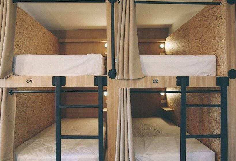 تختخواب در اتاق مشترک, Vestique Hostel