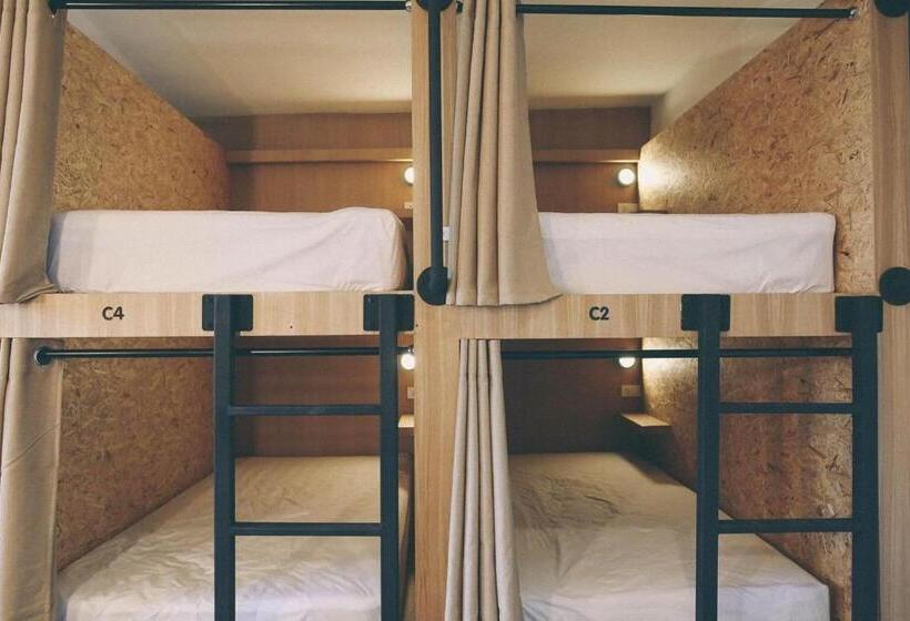 تختخواب در اتاق مشترک, Vestique Hostel