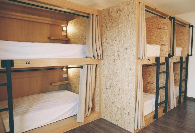 تختخواب در اتاق مشترک, Vestique Hostel