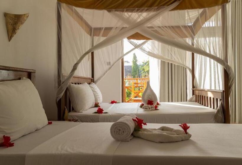 اتاق استاندارد سه تخته با بالکن, Nungwi Garden Boutique
