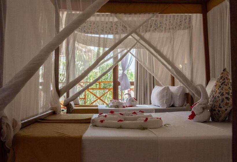 اتاق استاندارد سه تخته با بالکن, Nungwi Garden Boutique
