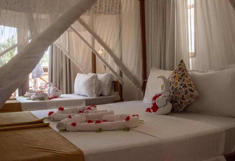 اتاق استاندارد سه تخته با بالکن, Nungwi Garden Boutique