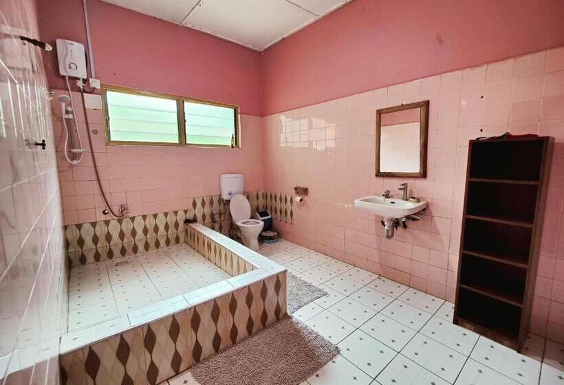 اتاق لوکس با تخت بزرگ, Tumi Hostel