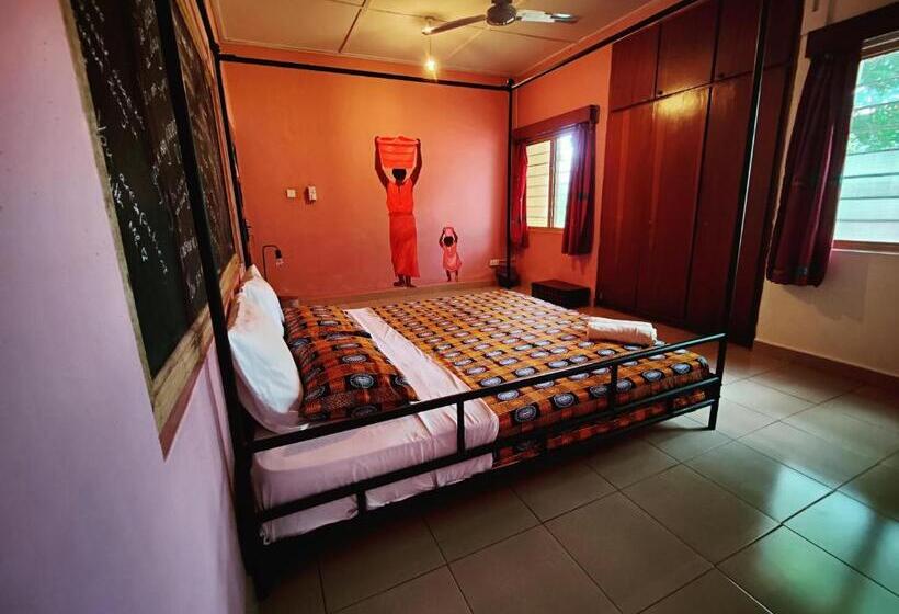 اتاق لوکس با تخت بزرگ, Tumi Hostel