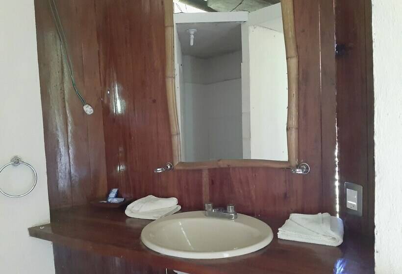 سوییت لوکس, Eco Hotel Sak Nok