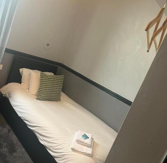 اتاق استاندارد یک نفره, Letting Rooms @ Charles Dickens