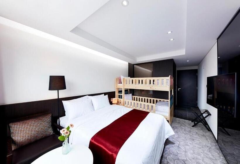חדר דלוקס לארבעה, Ramada By Wyndham Yongin