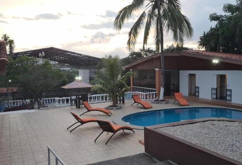 اتاق استاندارد چهار تخته, Uruka Lodge