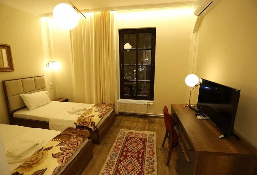 اتاق اکونومی, Saray