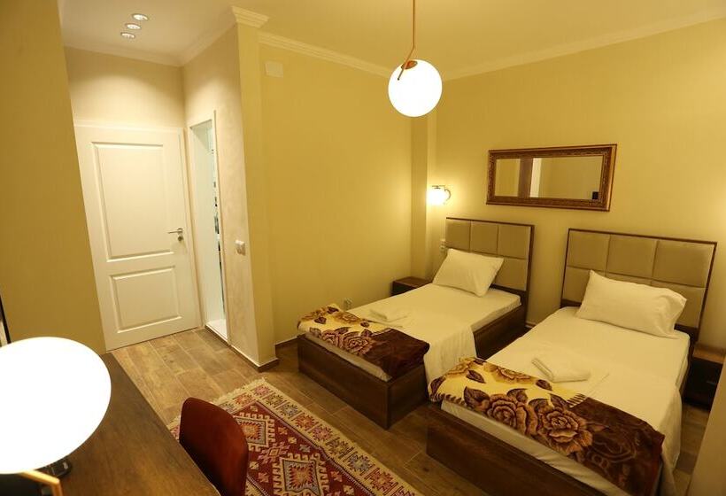 اتاق اکونومی, Saray