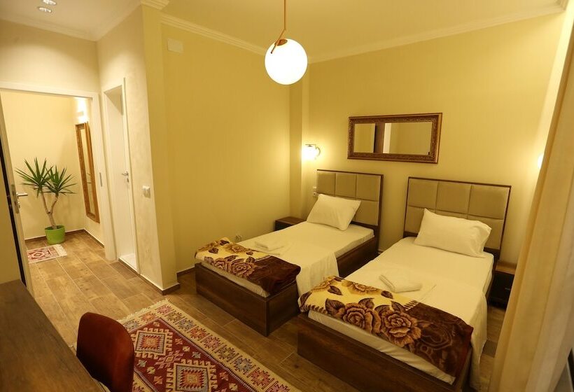 اتاق اکونومی, Saray