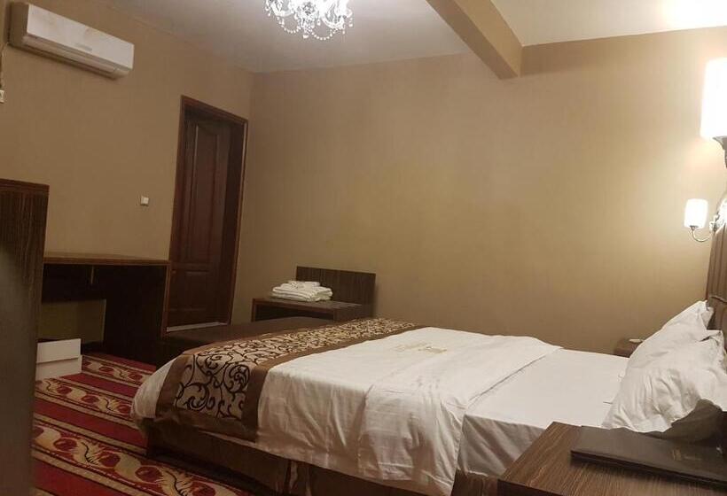 اتاق لوکس, Mbayaville