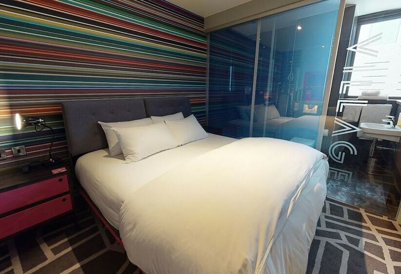 اتاق کلاب, Village Hotel Portsmouth