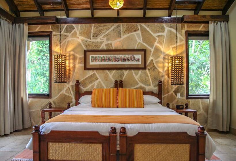 اتاق استاندارد با چشم‌انداز رودخانه, Sleeping Giant Rainforest Lodge